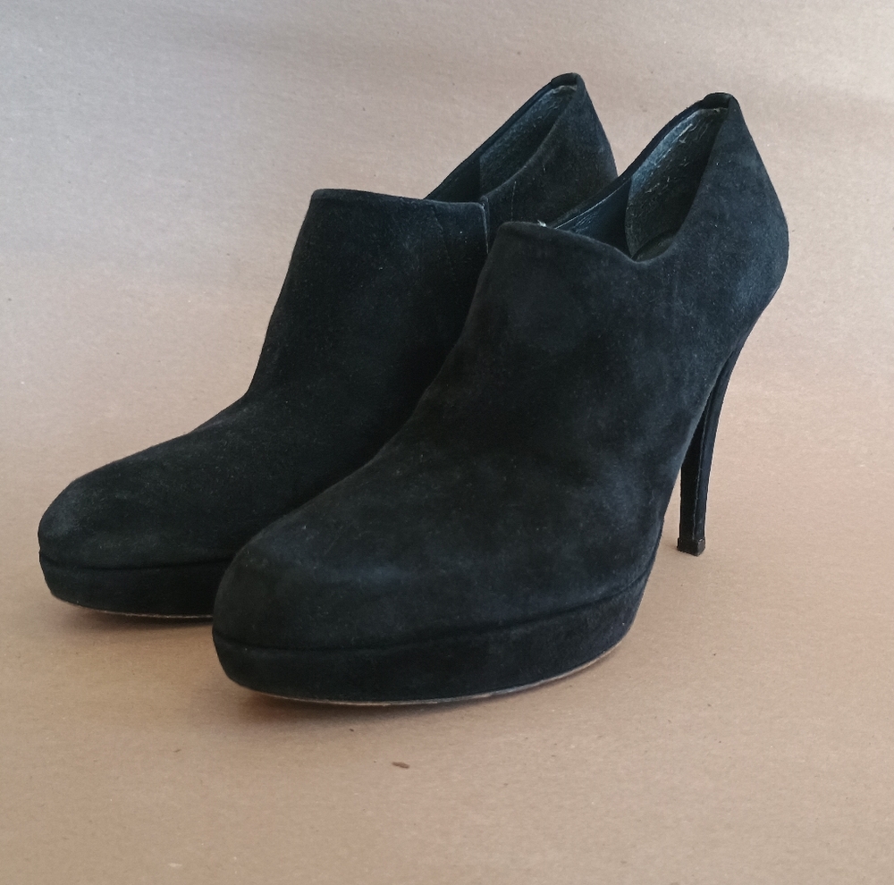 Stuart Weitzman black suede ankle bootie hidden platform heel sz 8